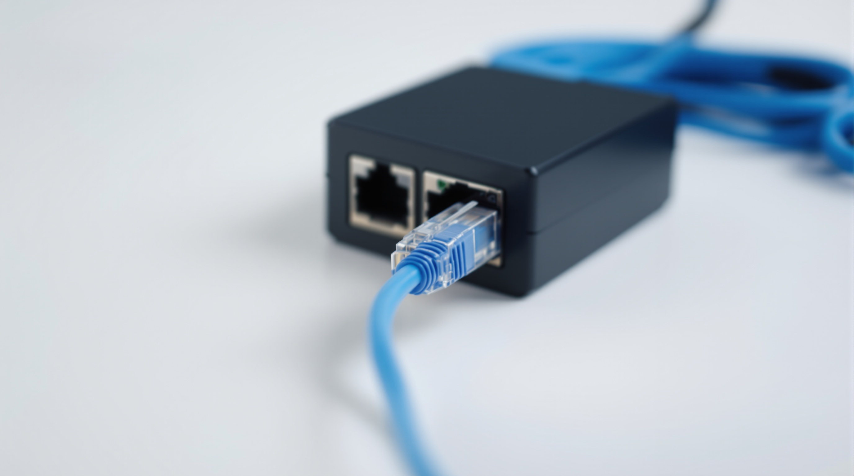 Сетевой кабель с разъёмом RJ45 подключается к порту контроллера LED-экрана