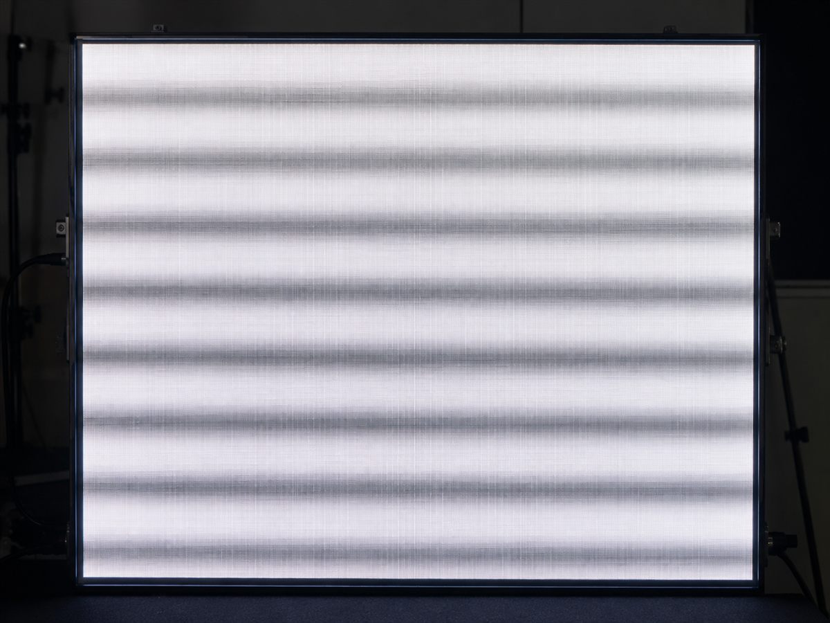 Светящаяся LED-панель, снятая на камеру: поперёк идут тёмные полосы - так в кадре проявляется низкая частота обновления