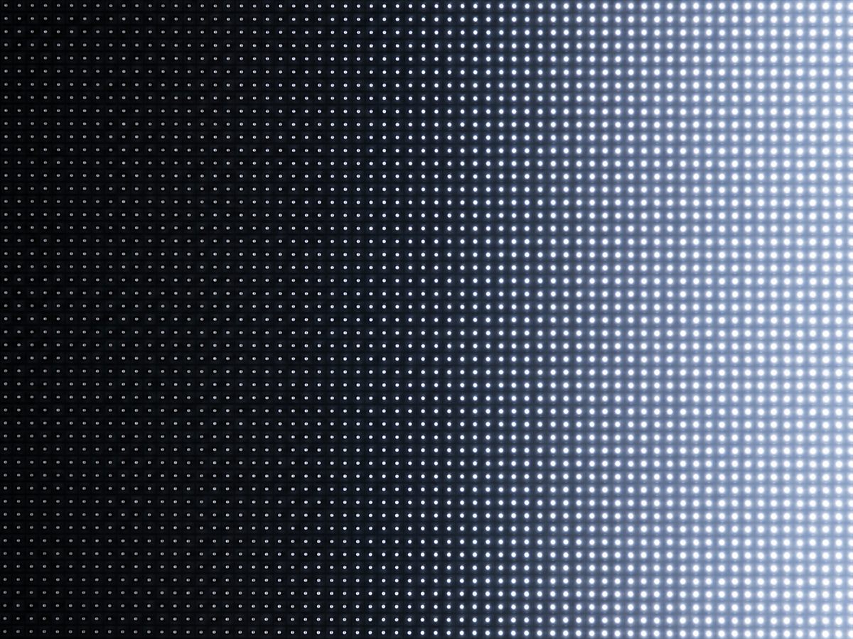 Включённая LED-панель крупным планом: видно отдельные светящиеся точки, из числа которых по ширине и высоте складывается разрешение