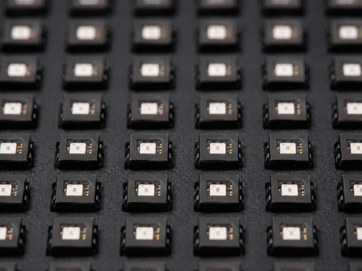 Макросъёмка поверхности LED-модуля: отдельные светодиоды в ровной сетке и одинаковые промежутки между ними - это и есть шаг пикселя