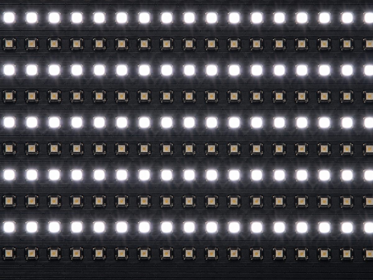 Макросъёмка LED-модуля: светится каждая вторая строка светодиодов, остальные тёмные - так работает сканирование