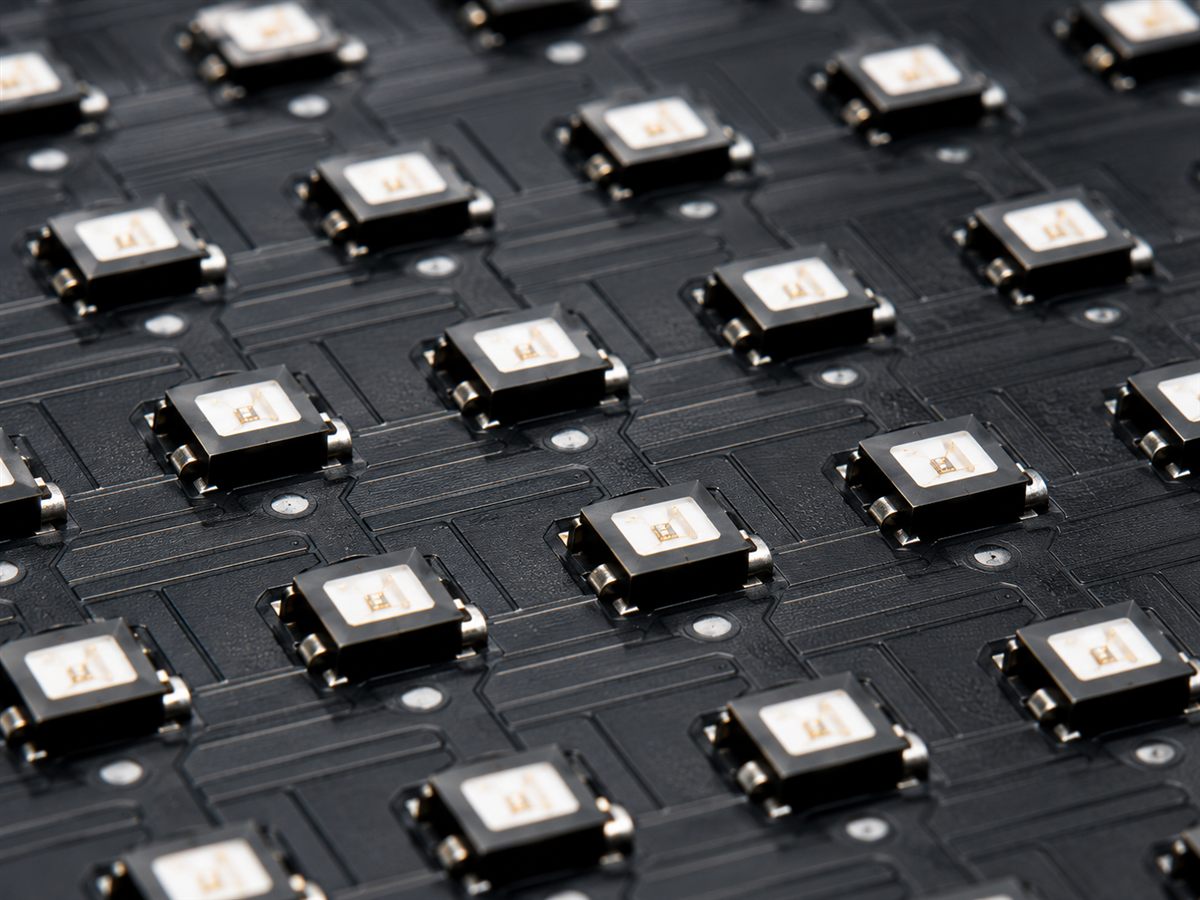 Макросъёмка SMD-светодиодов: каждый стоит на плате отдельным корпусом, между ними видны дорожки и пайка
